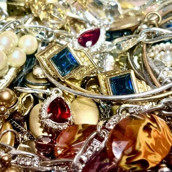 1 LB Vintage Modern Jewelry Lot- MYSTERY BOX! Wearable DIY crafts, recycle junk - Picture 14 of 15